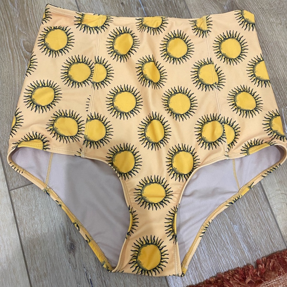 Kortni Jeane ultra high rise bottoms size M